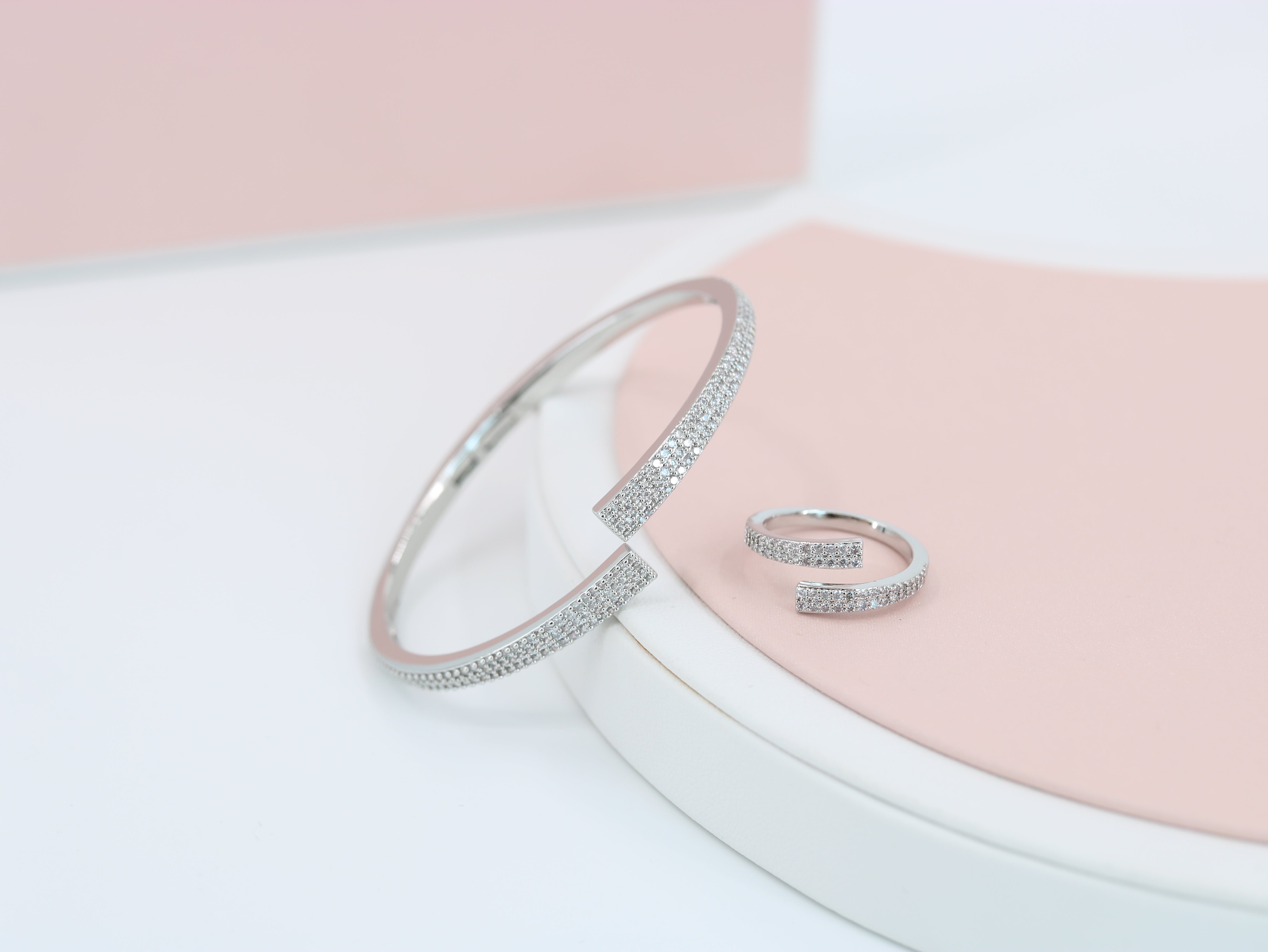 A ring set with a bracelet made of zircon stones Main image