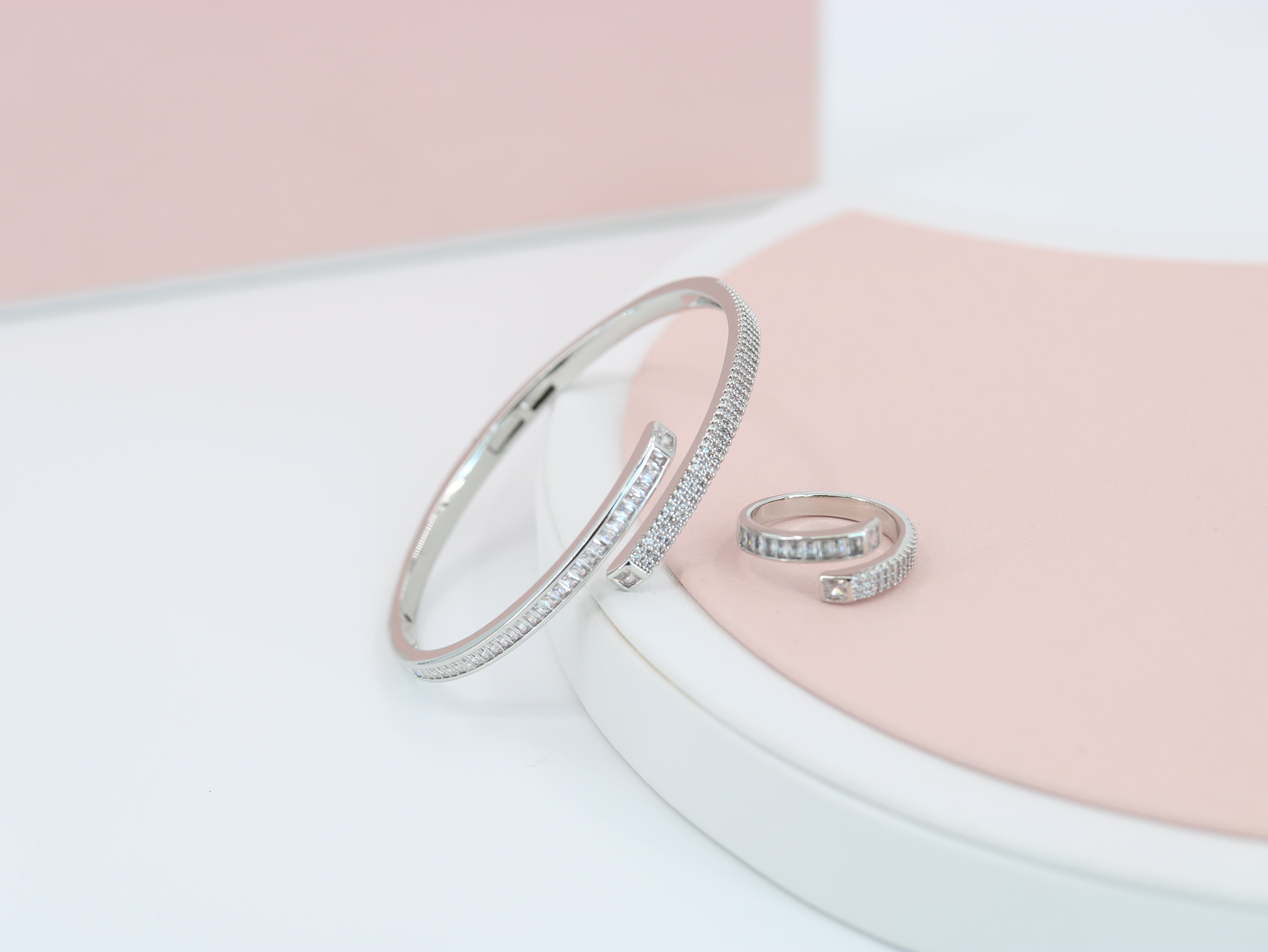 A ring set with a bracelet made of zircon stones Main image