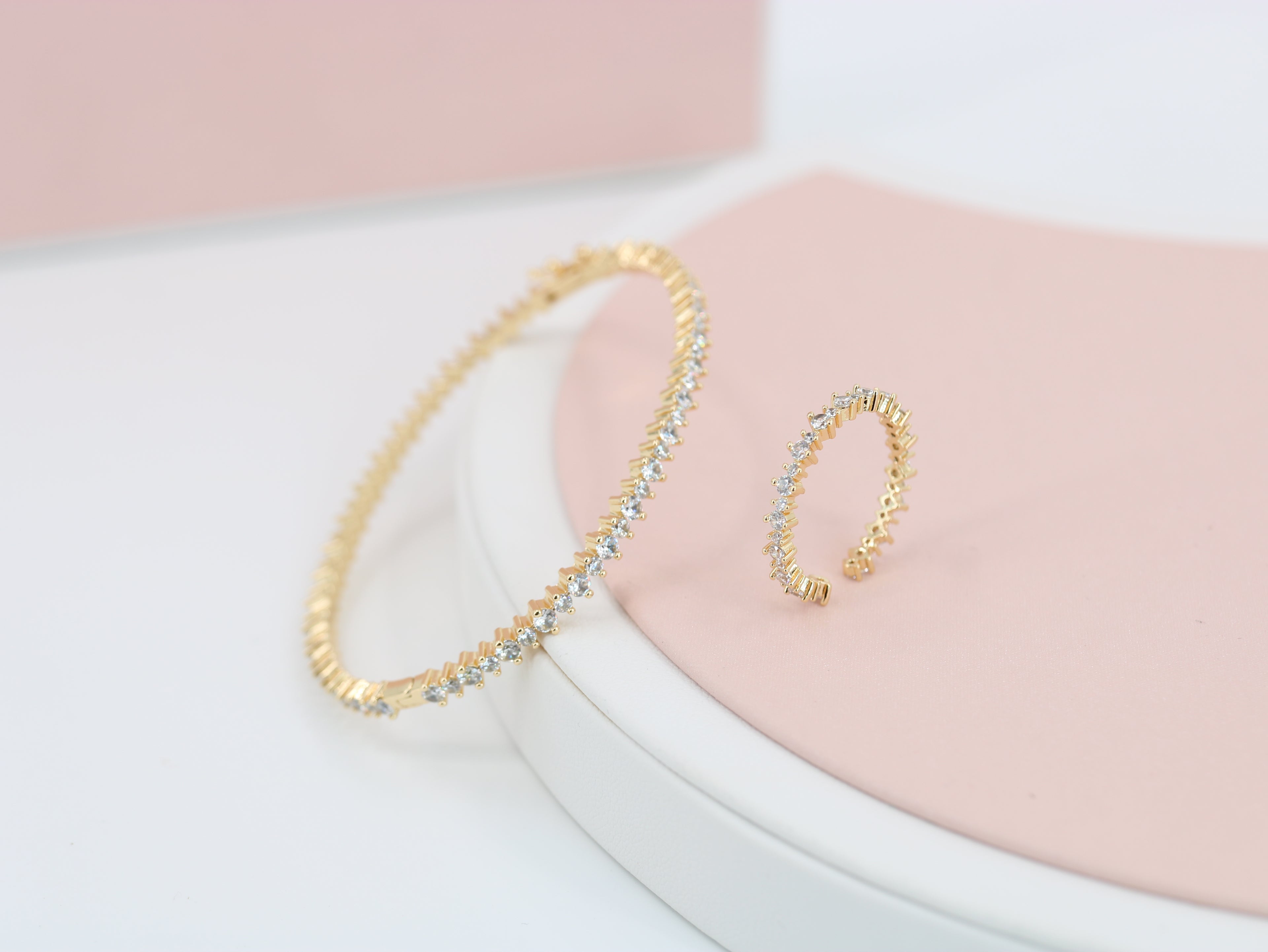 طقم خواتم مع سوار مصنوع من أحجار الزركون