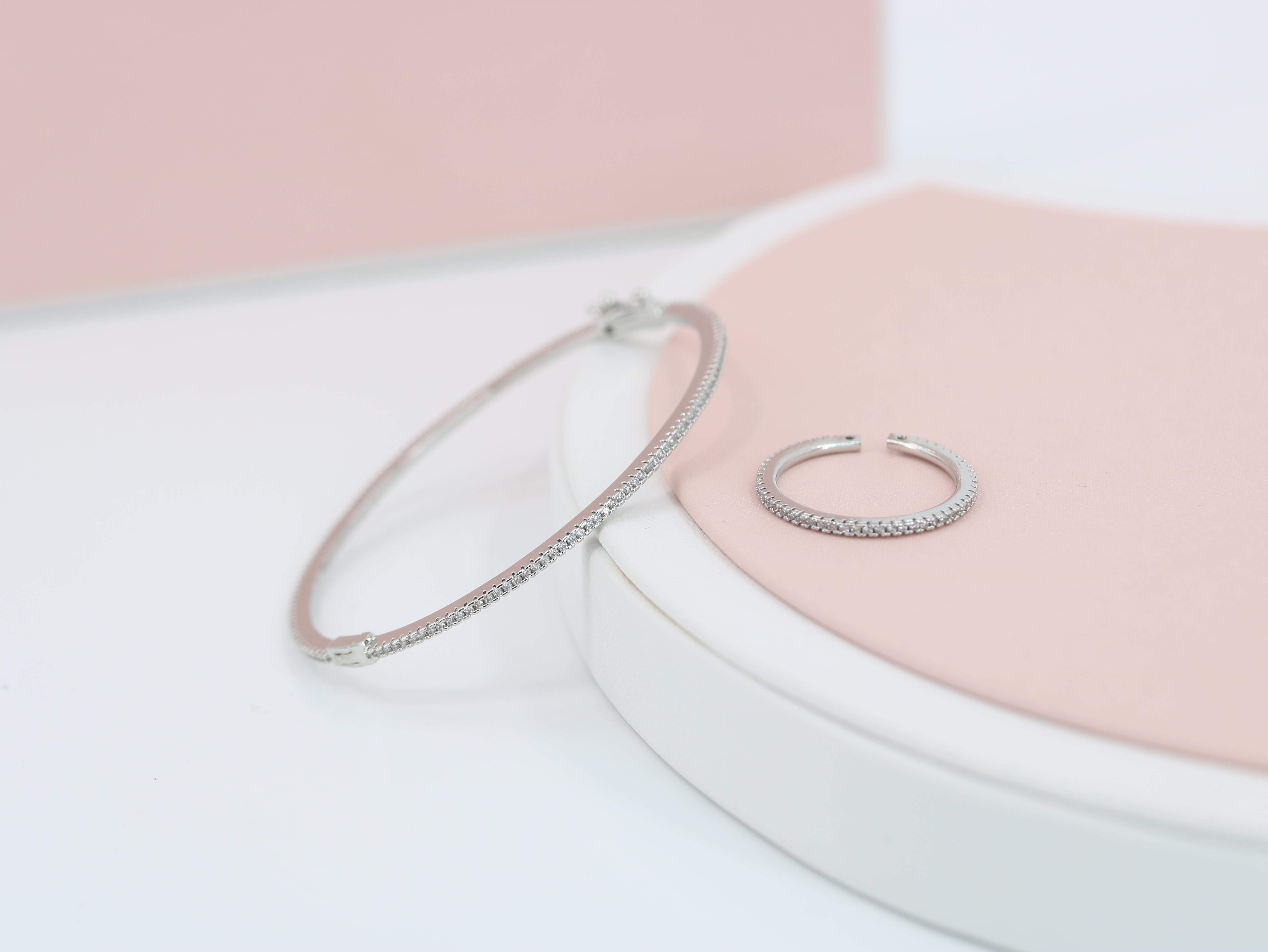 A ring set with a bracelet made of zircon stones Main image