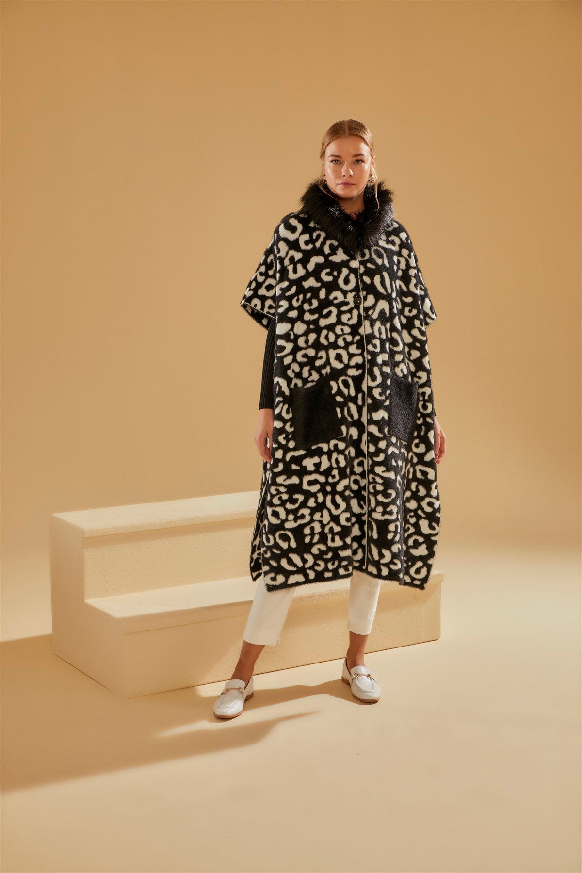 Women's Half Sleeve Double Pocket Fur Poncho Secondary image