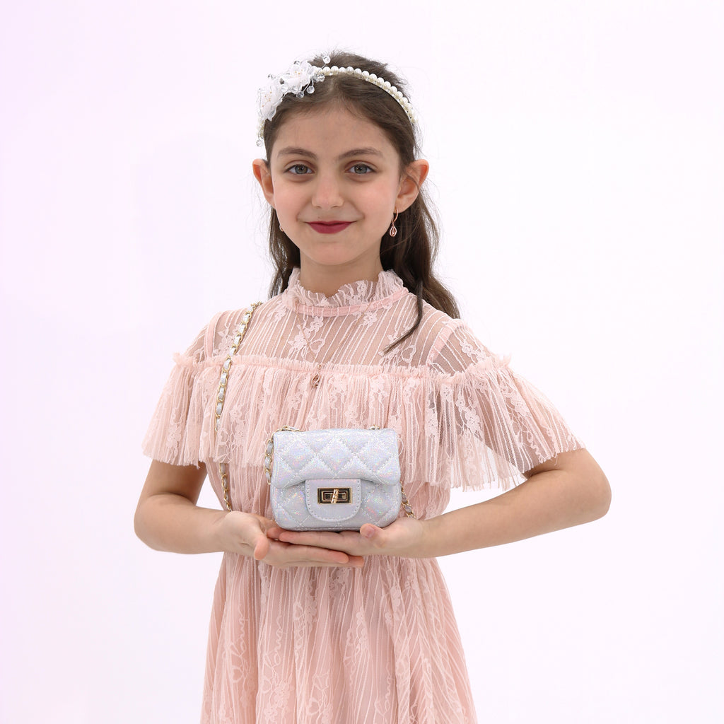 حقيبة كروس صغيرة لامعة مع قفل ملتوي للإغلاق