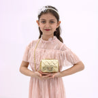 حقيبة كروس صغيرة لامعة مع قفل ملتوي للإغلاق