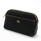 شنطة كروس بودي سادة بتصميم بروش ذهبي