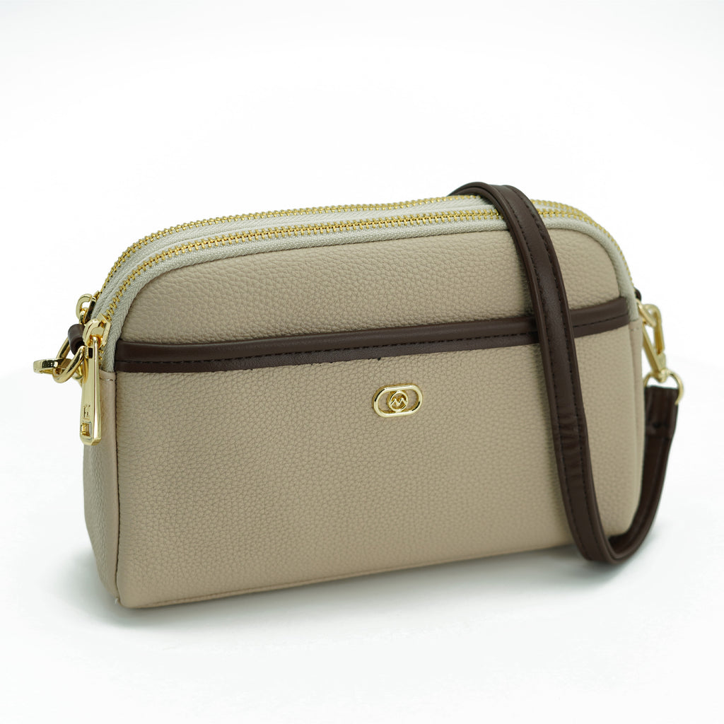 شنطة كروس بودي سادة بتصميم بروش ذهبي