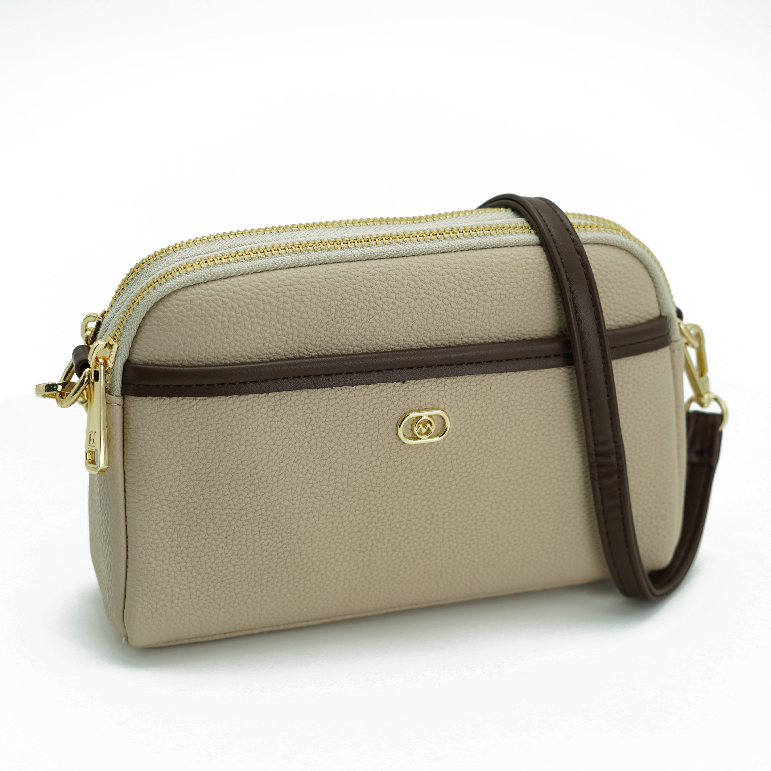 شنطة كروس بودي سادة بتصميم بروش ذهبي