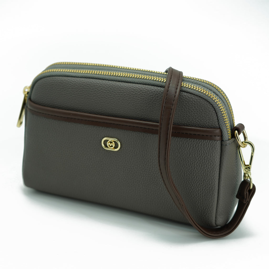 شنطة كروس بودي سادة بتصميم بروش ذهبي