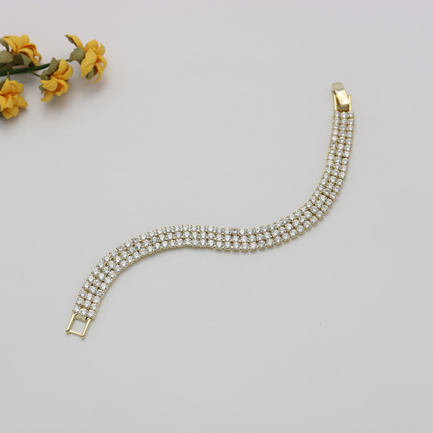 luxurious bracelet Secondary image
